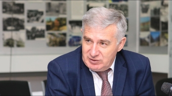Глава официального представительства Приднестровской Молдавской Республики в РА Г. Купалба поздравил В. А. Чирикба по случаю его дня рождения.